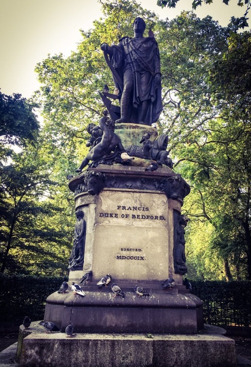 A statue @ one end of the square.