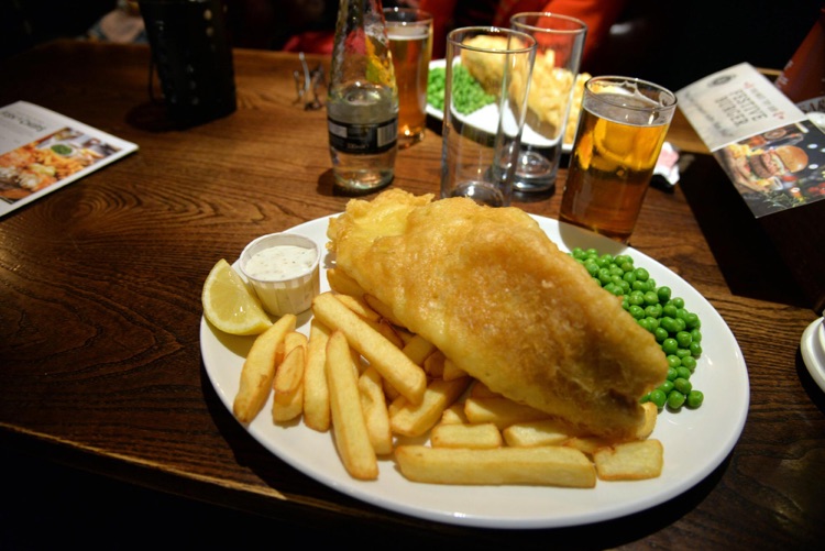 Délicieux et gigantesque fish and chips.