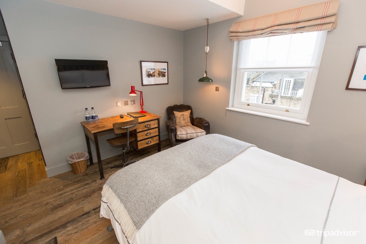 The Small Plus Room at the Artist Residence London
