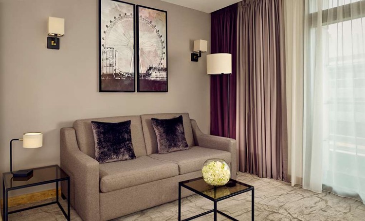 Junior Suite with London Eye view – sofa