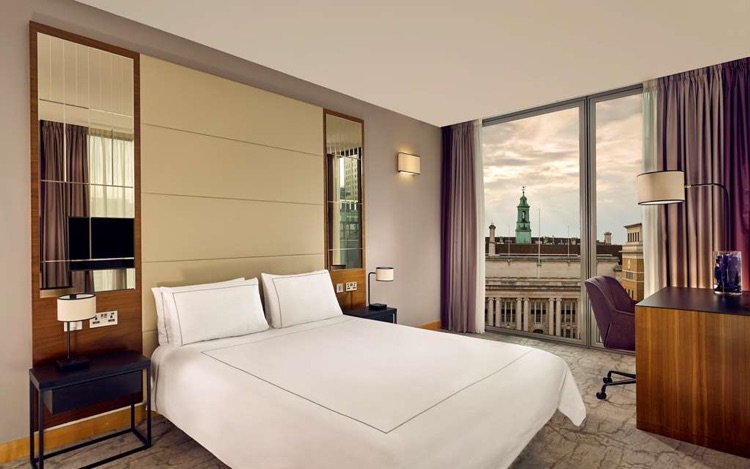 Superior Room double bed with London Eye view