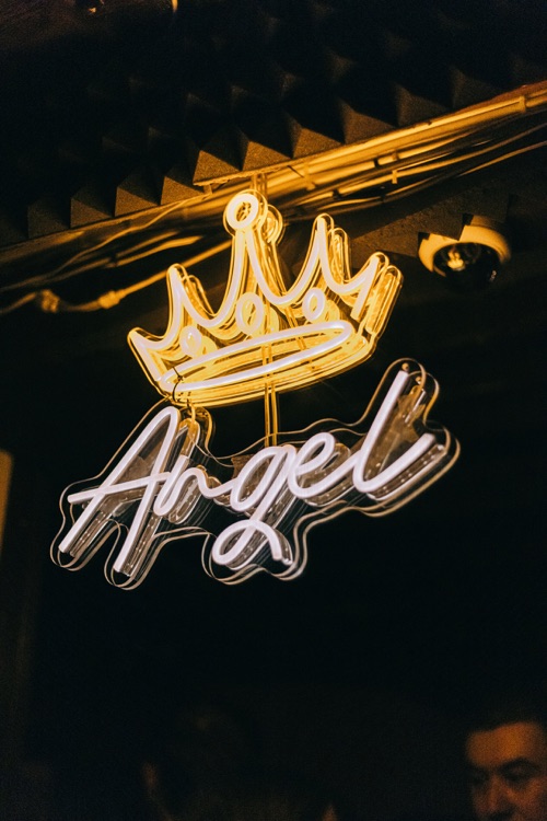 Une photo de Angel and Crown