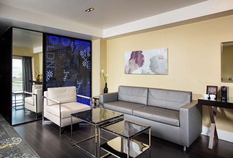 One Bedroom Suite River View lounge