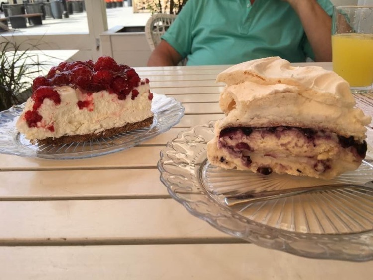 These are meringues, raspberry and blueberry, nicer than the cheesecakes