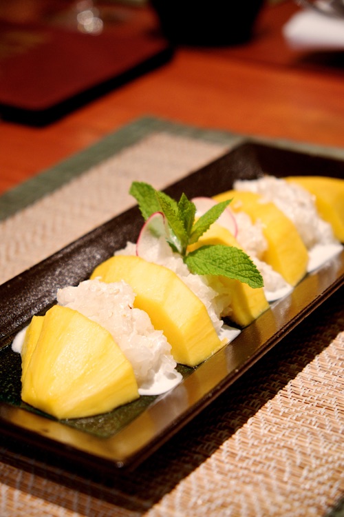 Traditional Thai dessert (sweetened sticky rice with mango)