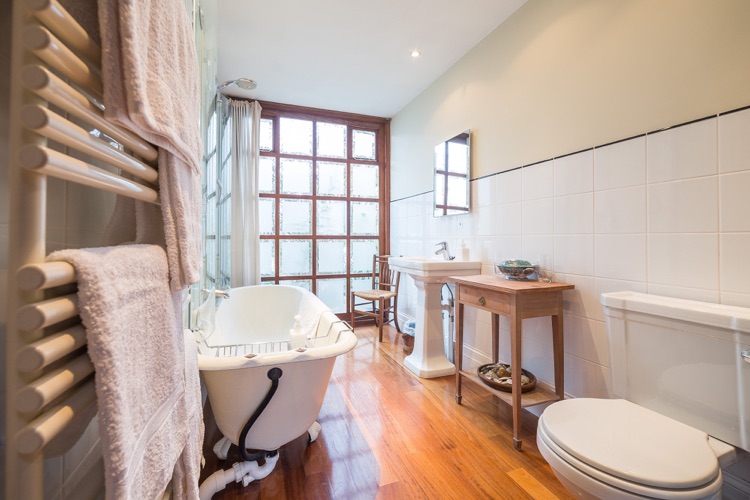 Suite 1 bathroom