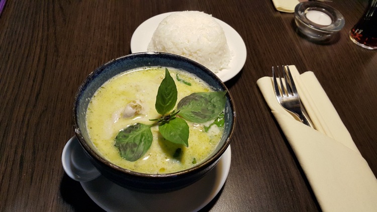 Kurczak w zielonym curry z mlekiem kokosowym, bazylią i liśćmi kafiru :)
