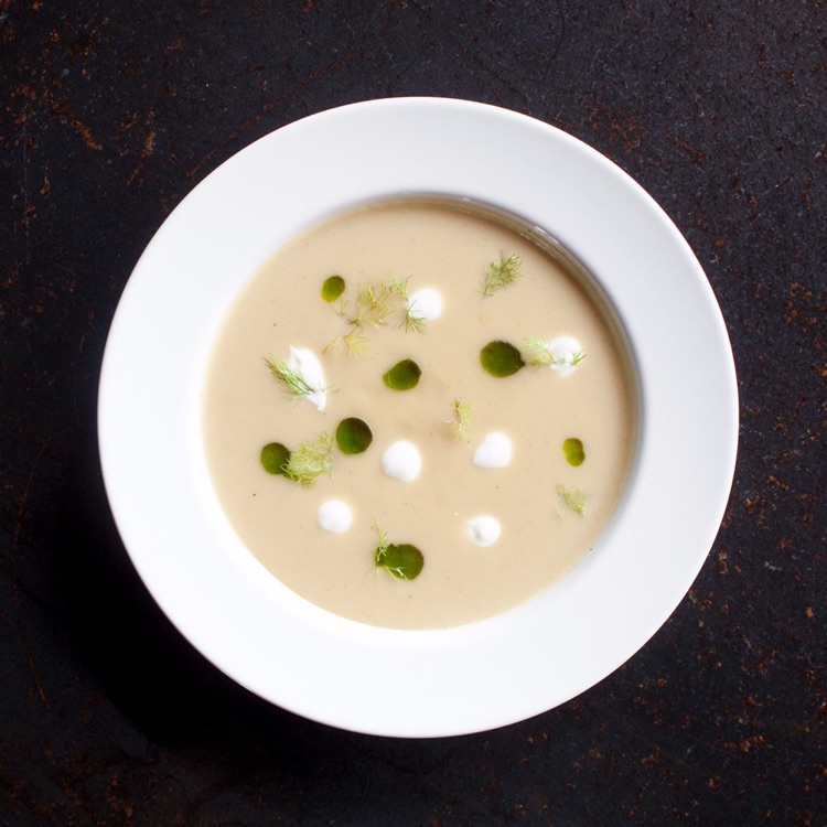 Krem z kopru włoskiego z creme fraiche i oliwą ziołową / French fennel cream soup