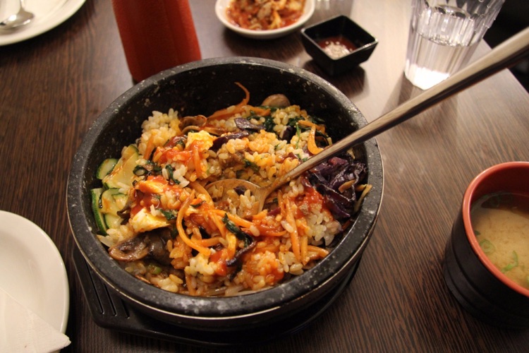 Dolsot bibimbab after mixing with chilli sauce
