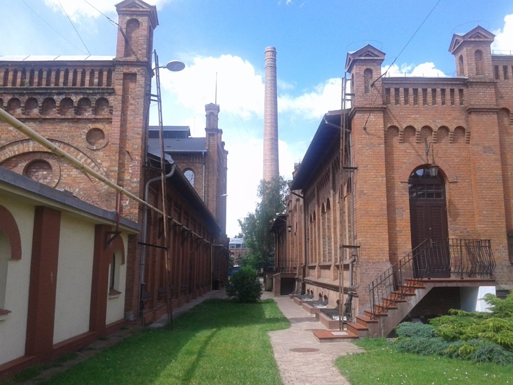 Wejście do Muzeum - w nowym budynku po lewej stronie tego zdjęcia