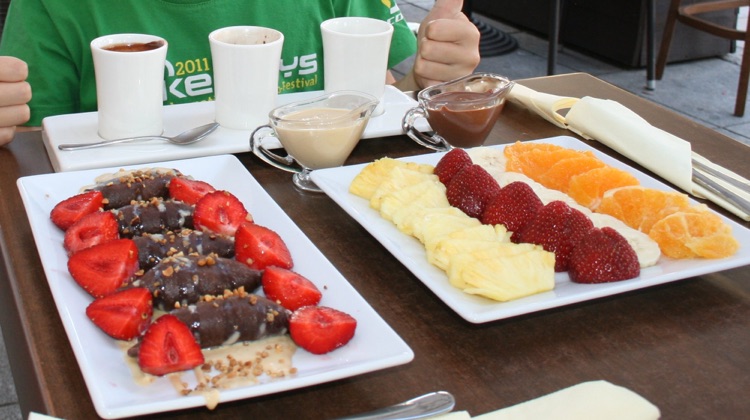 Schoko-Pfannkuchen, Früchte mit Schokoladensauce und drei Varianten heisse Schokolade
