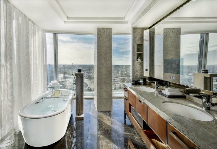 Deluxe Room Bathroom