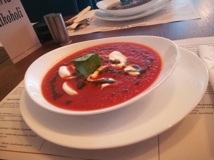 Krem z pomidorów z pesto bazyliowym
