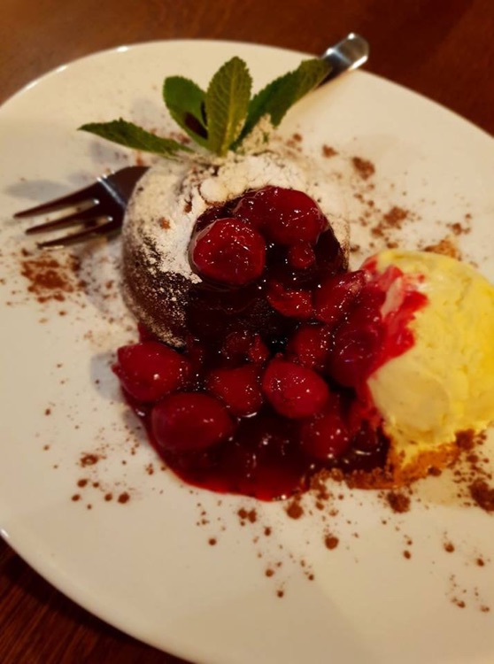 Fondant czekoladowy z sosem wiśniowym i lodami waniliowymi