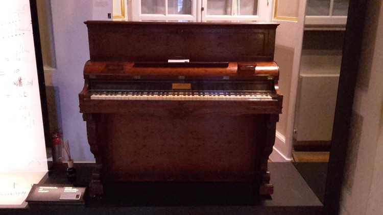 Piano droit