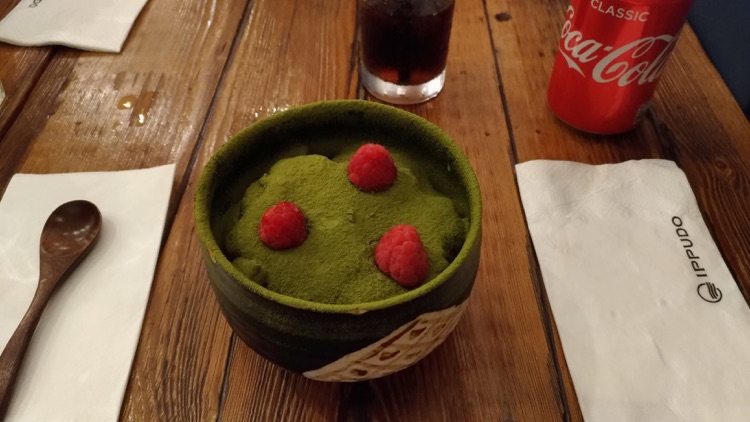 Parfait au Matcha, sotre de tiramisu avec Doriaki au thé vert , crème fouettée et glaces matcha.