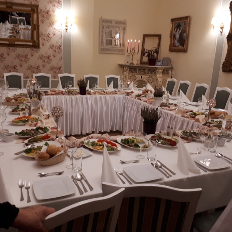 Pięknie zastawiony stół zakąskowy dla 22 osób