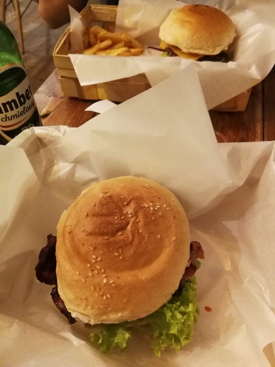 A photo of ale burger