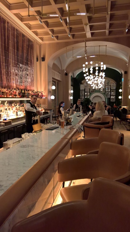 Une photo de Long Bar
