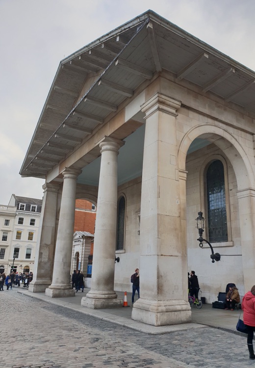 Pronao e timpano verso Convent Garden