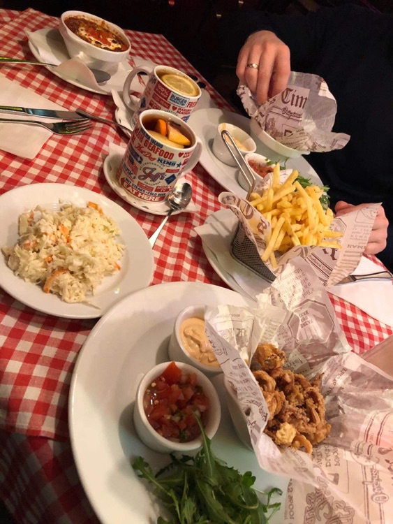 Kalmary, frytki, colesław