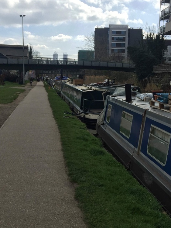 Imbarcazioni lungo il regent's Canal a Mile End Park