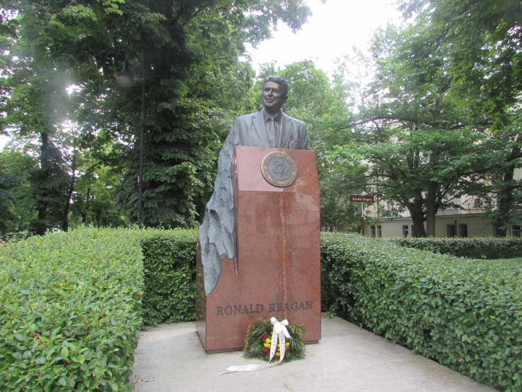 A photo of Monument Ronald Reagan