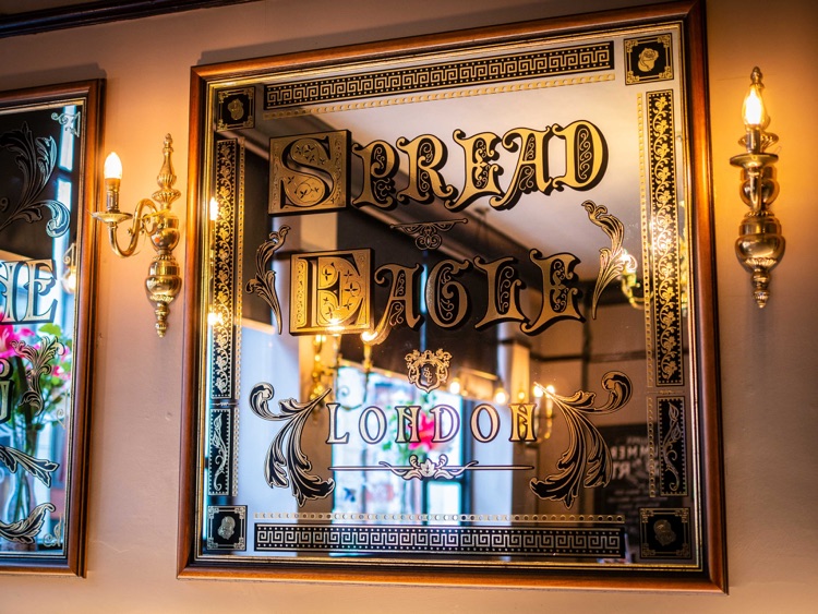 Una foto de Spread Eagle