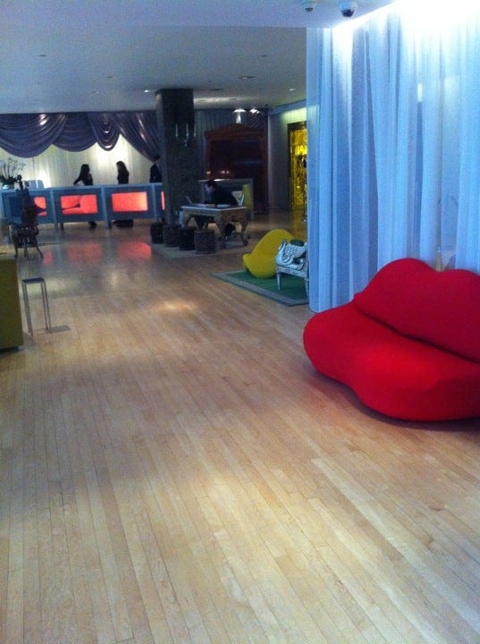 Una foto de Long Bar