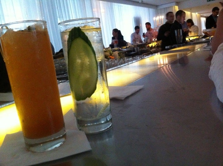 Una foto de Long Bar