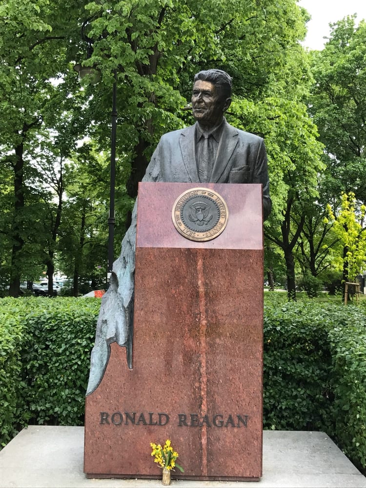A photo of Monument Ronald Reagan