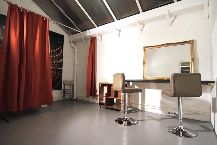 MAKE-UP AND CHANGING AREA