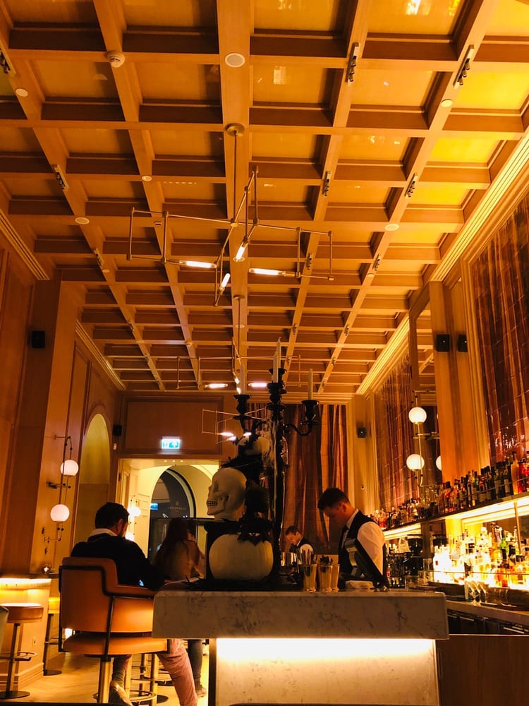 Une photo de Long Bar
