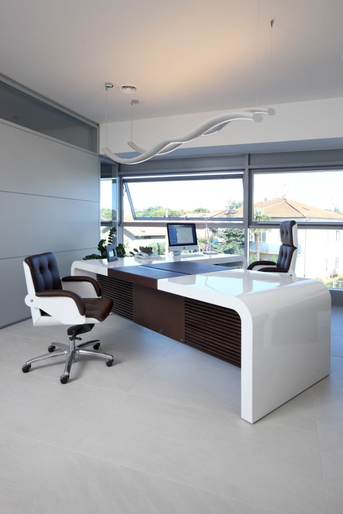 TAU large CEO desks