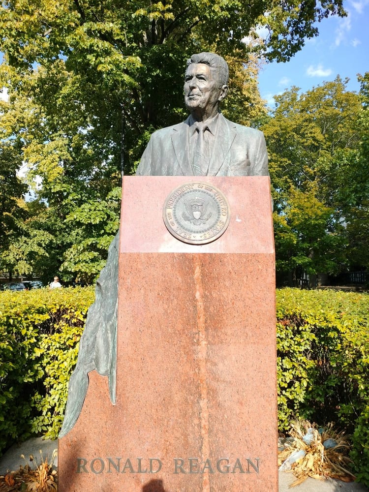 A photo of Monument Ronald Reagan