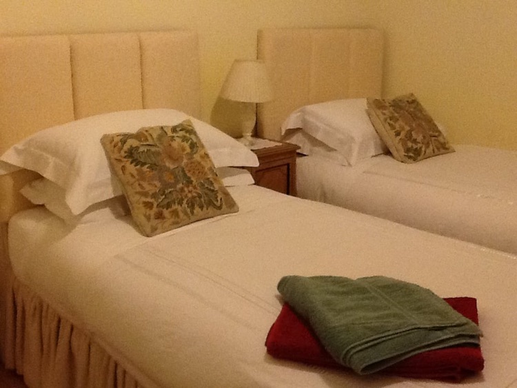 TWIN ROOM