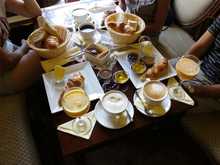 Dos desayunos completos