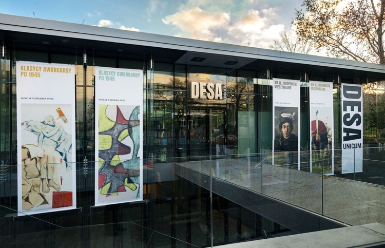 Front of DESA Unicum's gallery at Piękna 1A street