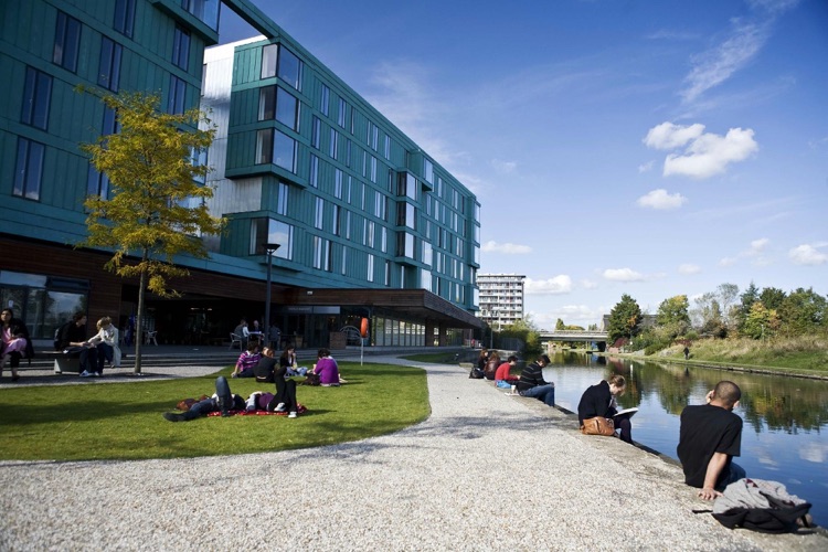 Our accommodaton is on the banks of Regent's Canal