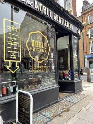 Entrance from the Nobelgentleman barbershop