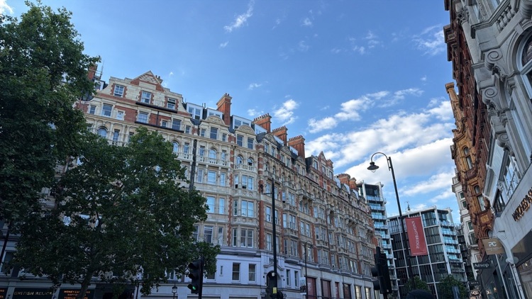 Buildings around Knightsbridge station