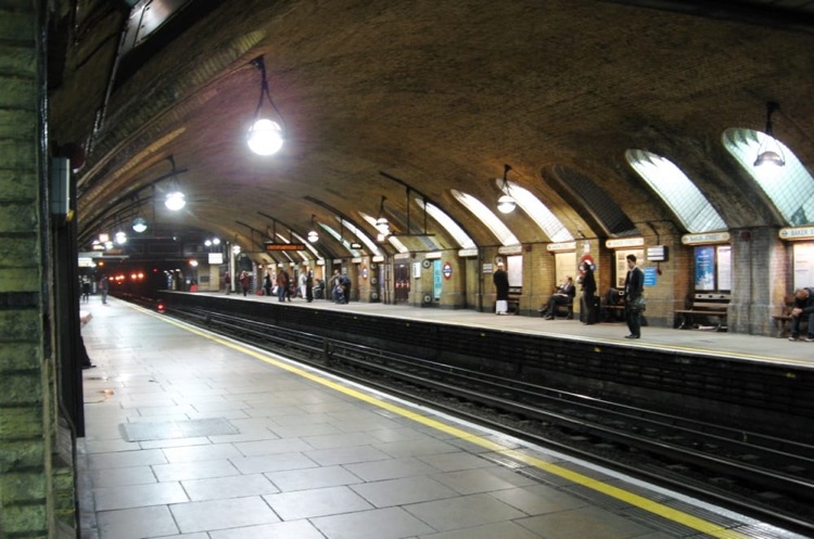 The original 1963 station, now the platforms for the Circle and Hammersmith & City Line. The 'globe' lights follow the original