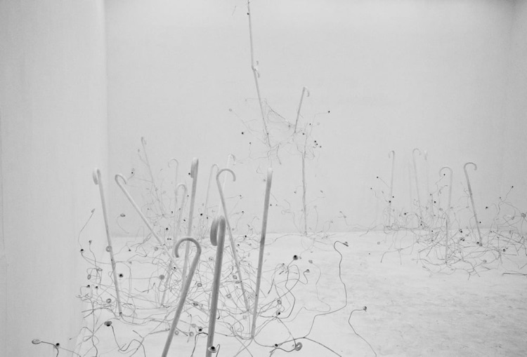 Galeria podczas Nocy Muzeów 2012 (Krzysztof M. Bednarski, instalacja I coraz więcej bieli).