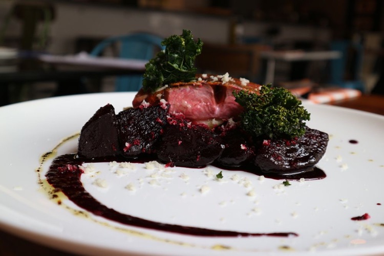 Łosoś gotowany w soku z buraków na puree ziemniaczanym
