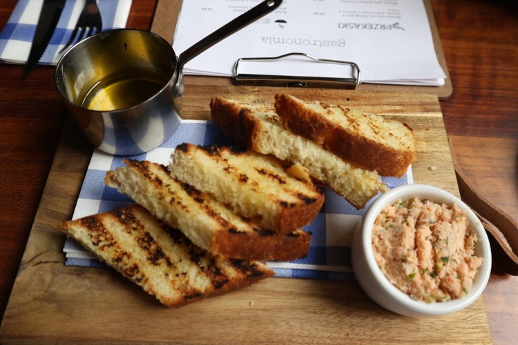 Starter:focaccia z pastą z łososia sous vide.Nareszcie nie smalec:)
