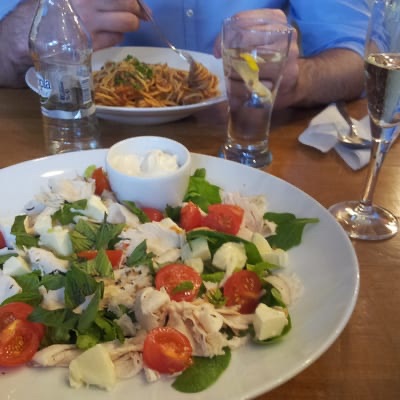 Spaghetti Bolognese i sałatka z kurczakiem, pomidorkami, bazylia, świeżym szpinakiem, awokado i sosem aioli czosnkowym