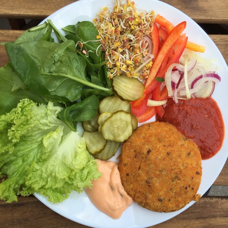 Burger na talerzu